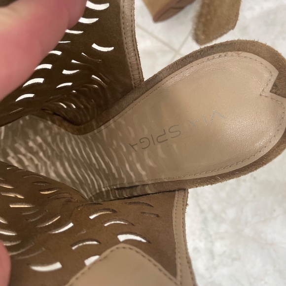 VIA SPIGA {10} Tan Wedge Shoes Peep Toe Laser Cut-out Design - Picture 13 of 14